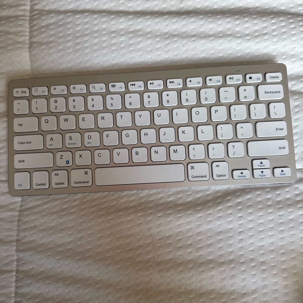 Wireless Anker White Keyboard